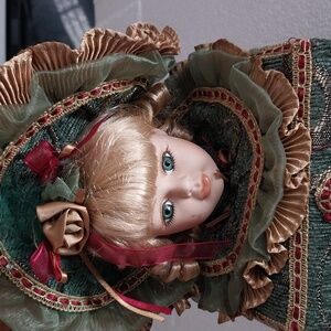 Dan Dee Collector's Choice Vintage Ceramic Doll Head Box.  Vintage  Green